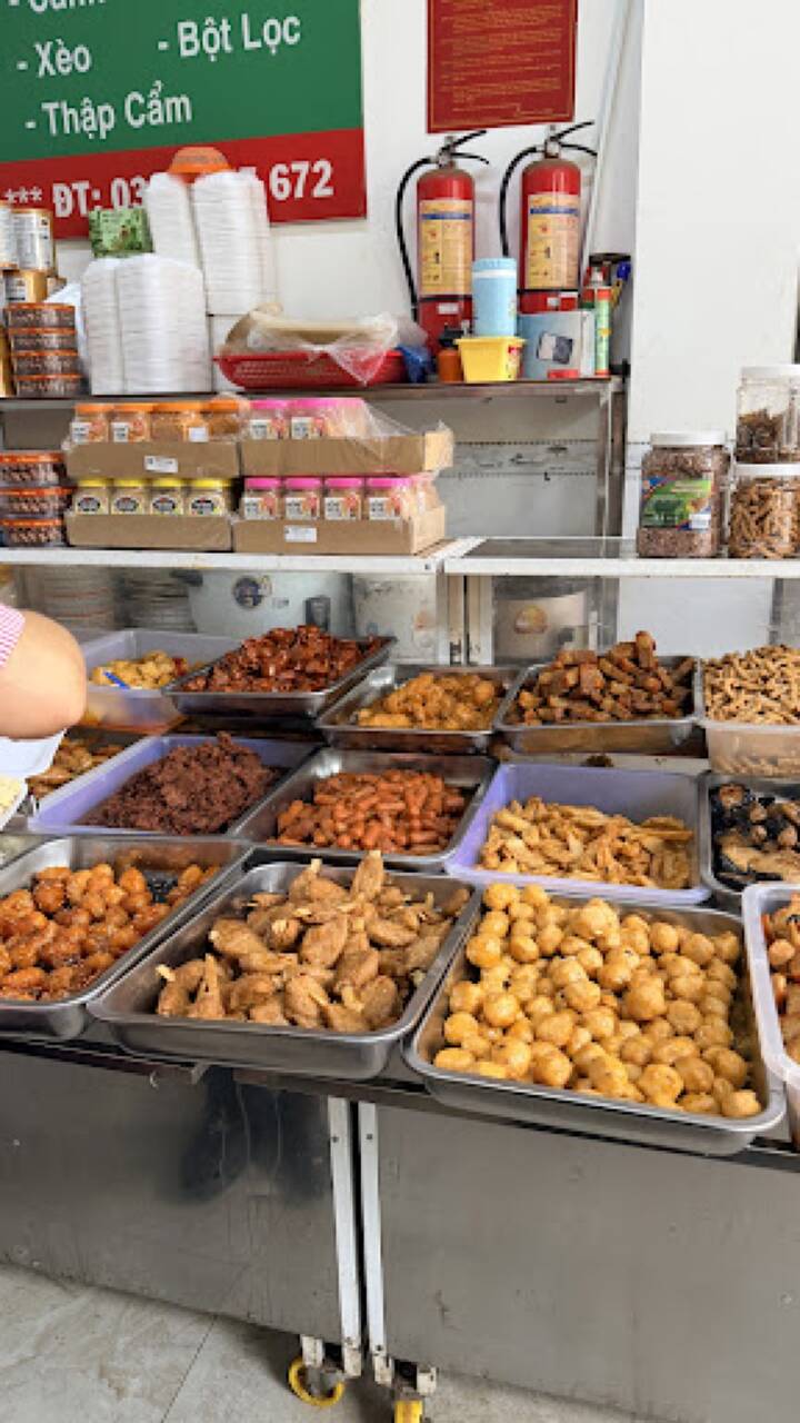 Các khay món chay chiên, kho và chả bày ở quầy cơm chay An Bình