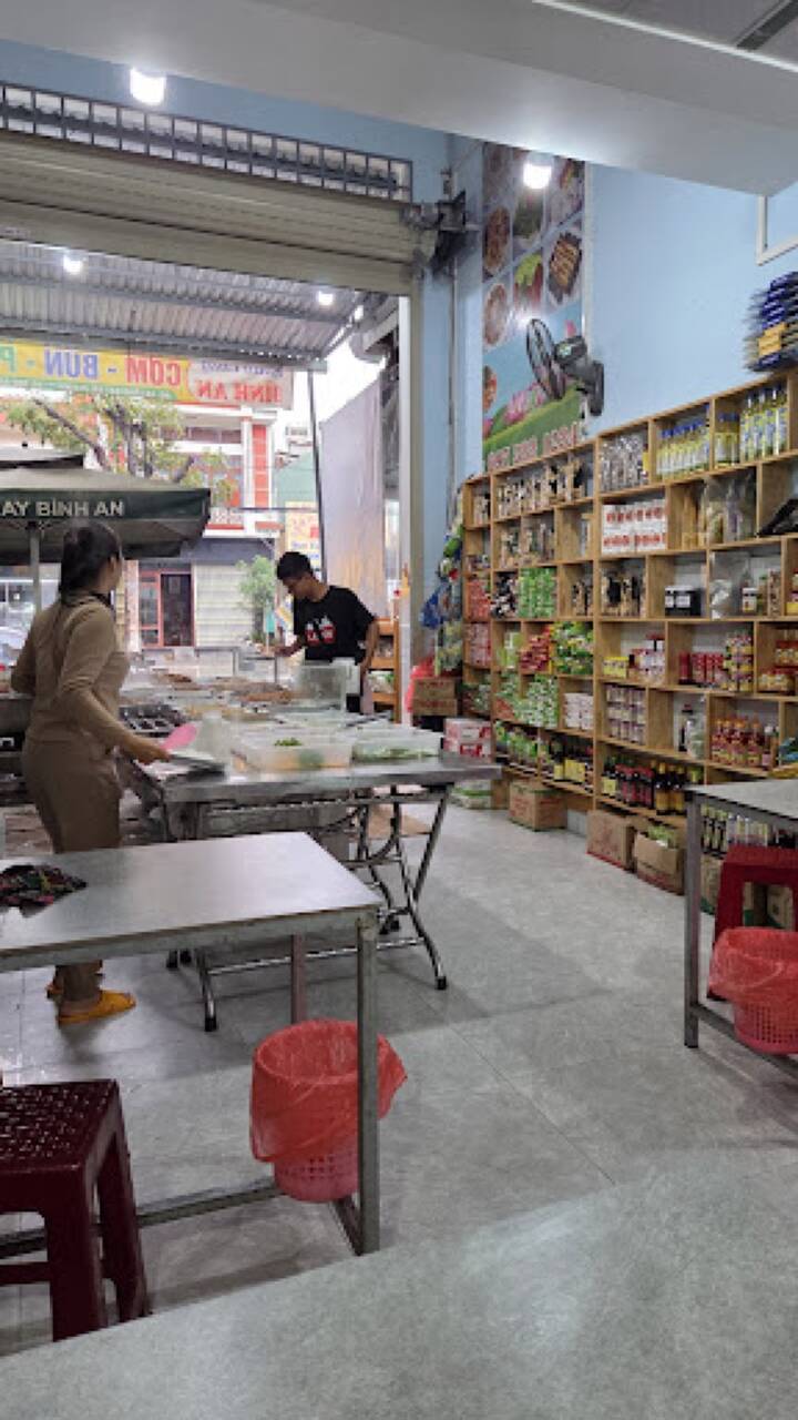 Gian quán An Bình với quầy món chay và kệ hàng khô