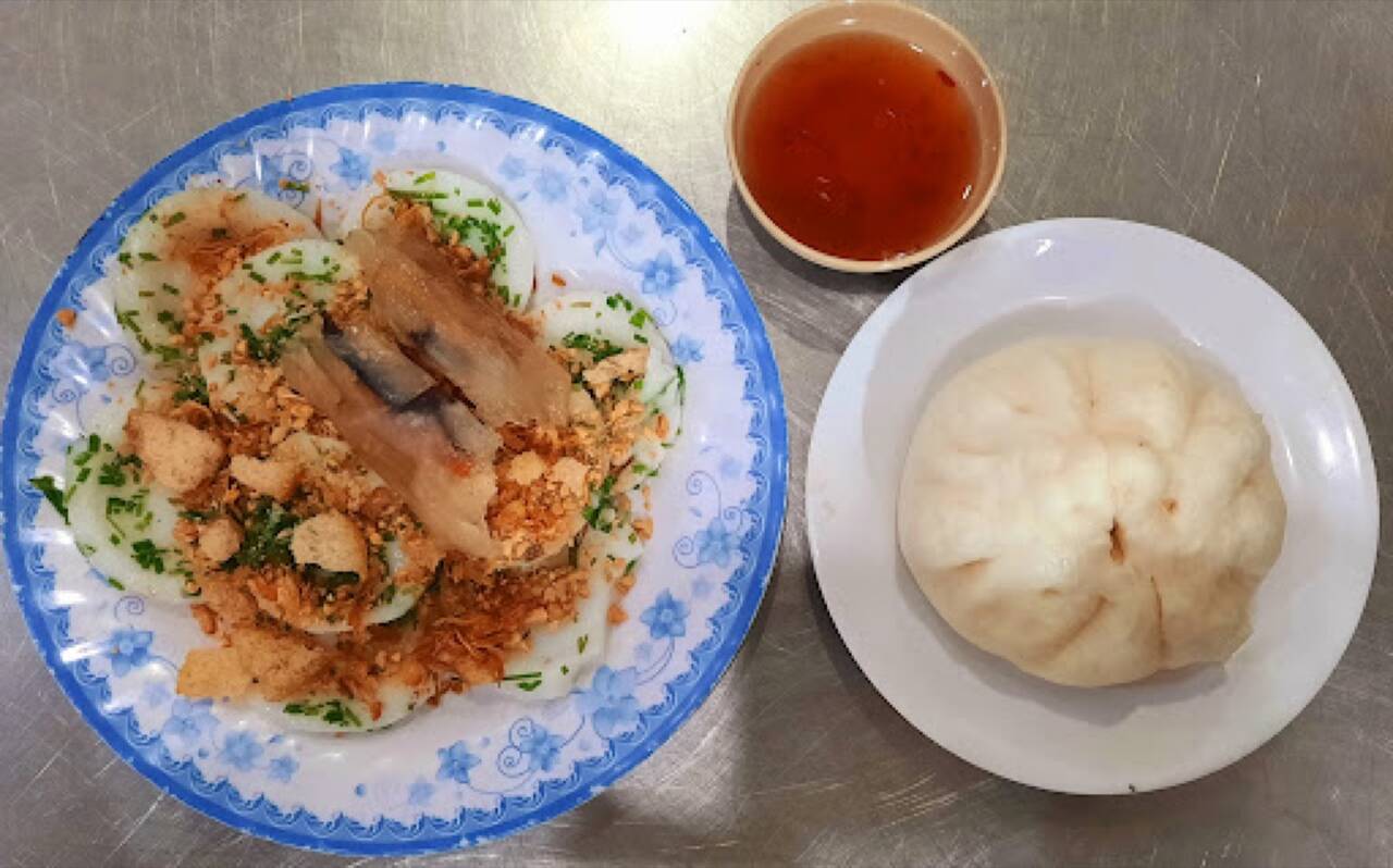 Đĩa bánh bèo chay rắc tóp mỡ chay cạnh chiếc bánh bao ở Thanh Thảo