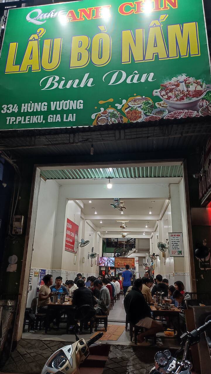 Mặt tiền quán lẩu bò Nấm Anh Chín về đêm, khách ngồi kín gian bên trong