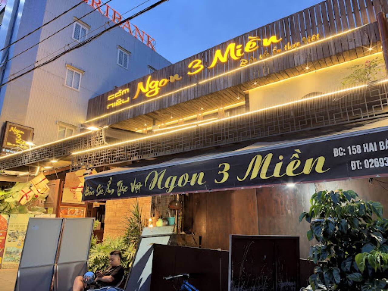 Mặt tiền quán Cơm Niêu Ngon 3 Miền sáng đèn vàng buổi tối