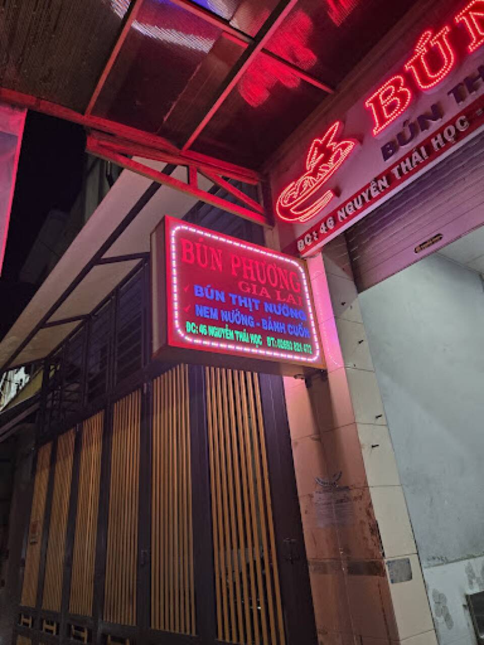 Biển đèn neon quán Bún Phương trên đường Nguyễn Thái Học buổi tối