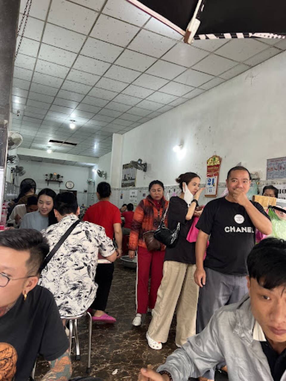 Không gian quán Phở Nữ đông khách buổi sáng với trần cao và bàn ghế gần nhau