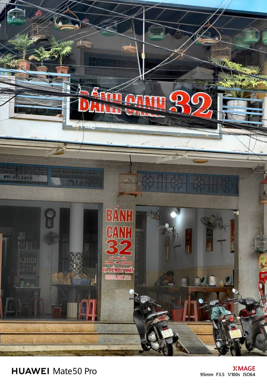 Mặt tiền Quán Bánh Canh 32 với biển đỏ chữ trắng và hai xe máy đậu trước cửa