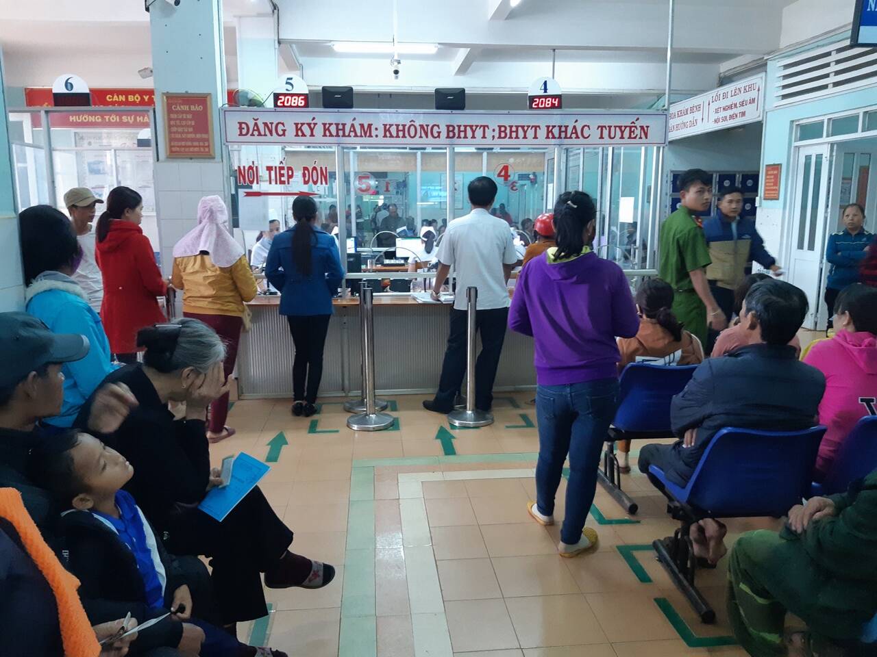 Sảnh đón tiếp và quầy đăng ký khám ở Bệnh viện Đa khoa Gia Lai, người bệnh ngồi chờ