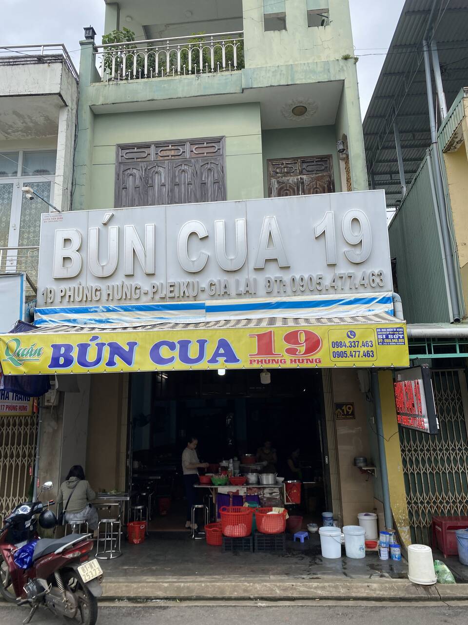 Mặt tiền quán Bún Cua 19 Phùng Hưng ba tầng với biển hiệu trắng và vàng