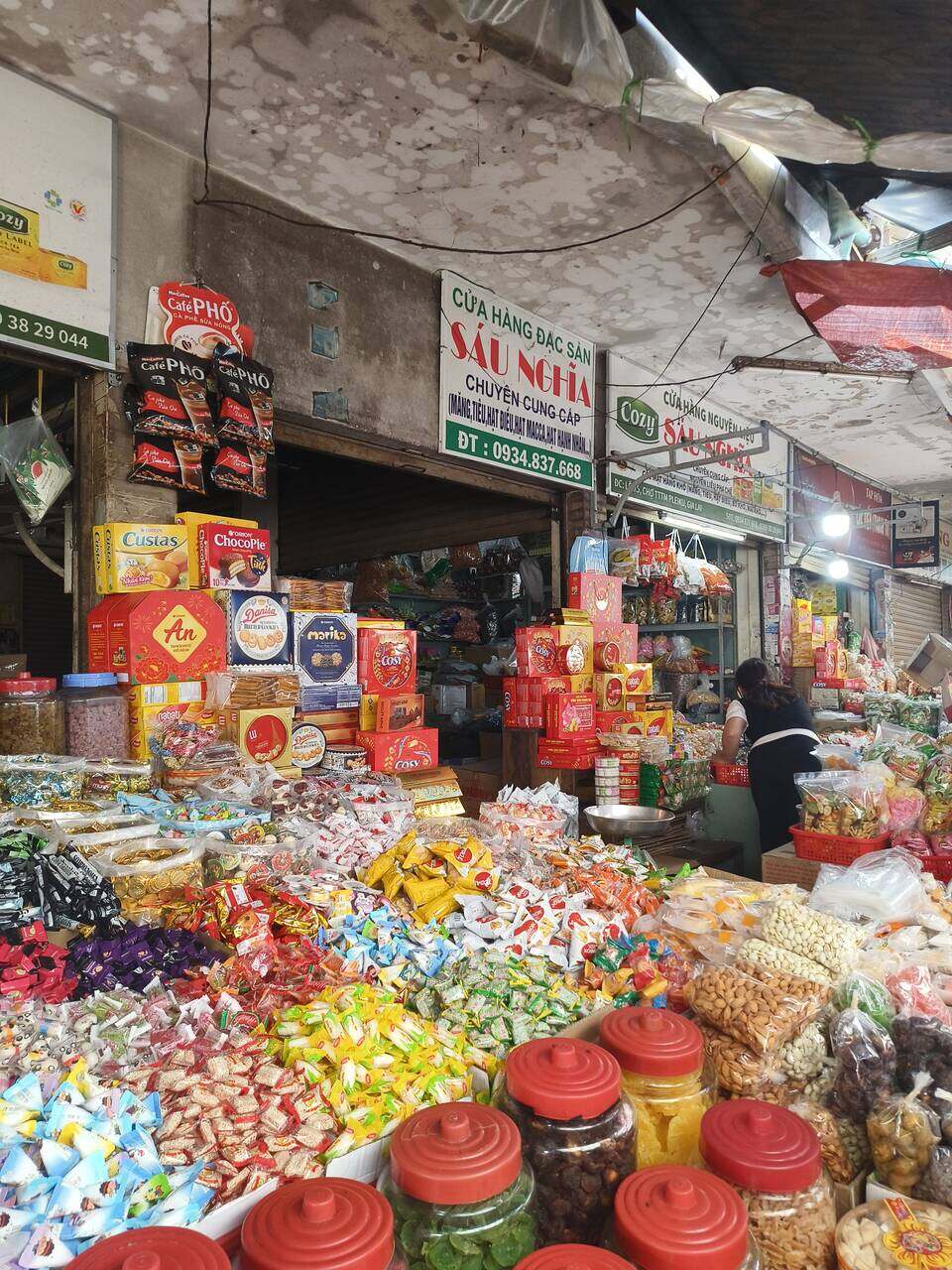 Sạp bánh kẹo đủ màu trong lối đi ở chợ trung tâm Pleiku