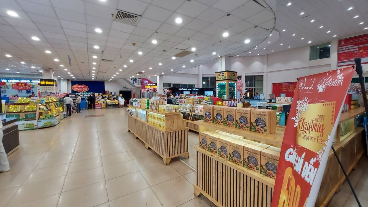 Gian hàng rộng với kệ thực phẩm khô và quầy bánh kẹo trong Co.opmart Pleiku