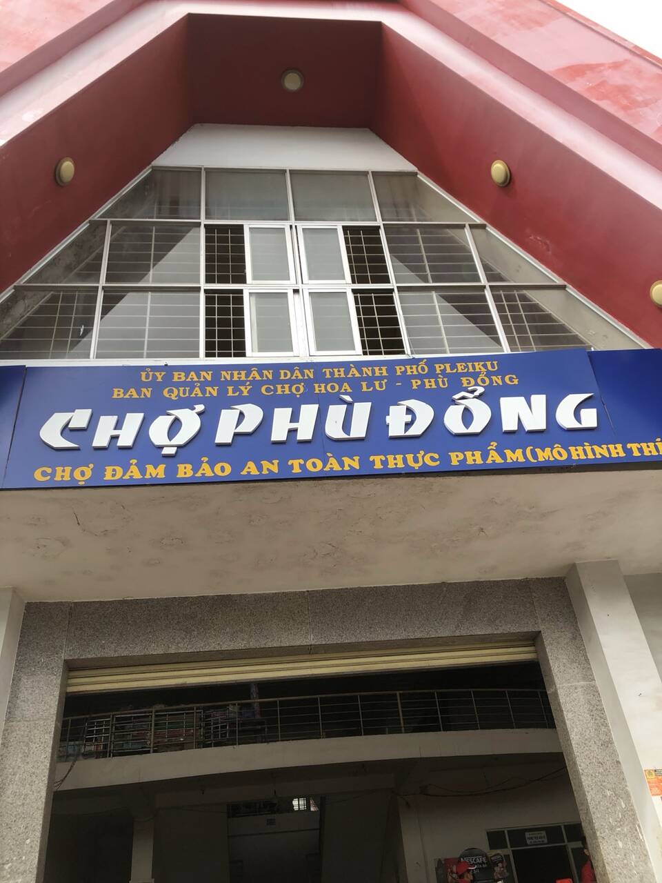 Cổng chợ Phù Đổng với biển Ban quản lý chợ Hoa Lư - Phù Đổng