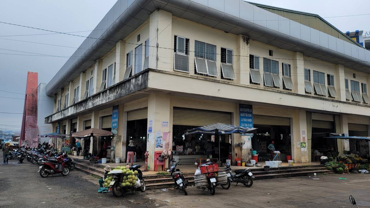 Tòa nhà chợ Phù Đổng hai tầng nhìn từ bãi xe