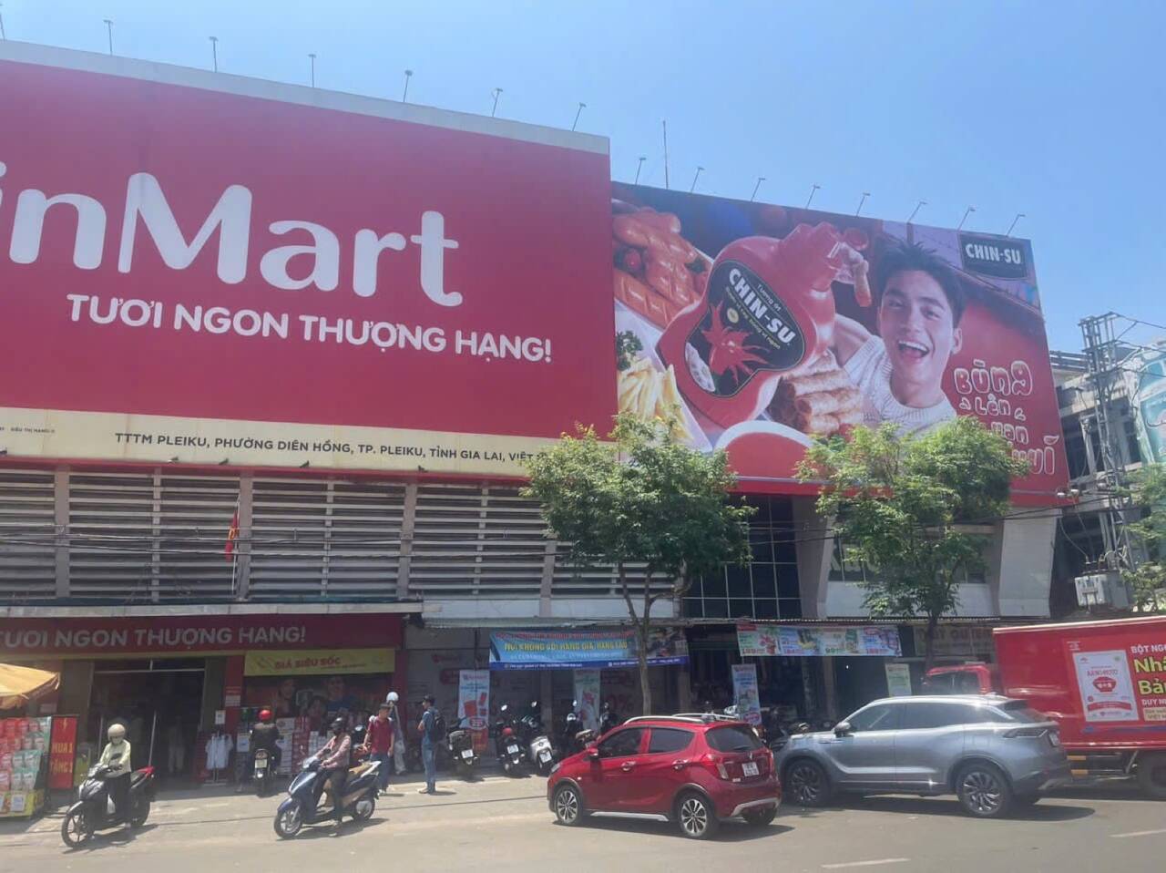 Mặt tiền siêu thị WinMart Pleiku trong khu trung tâm thương mại, biển đỏ