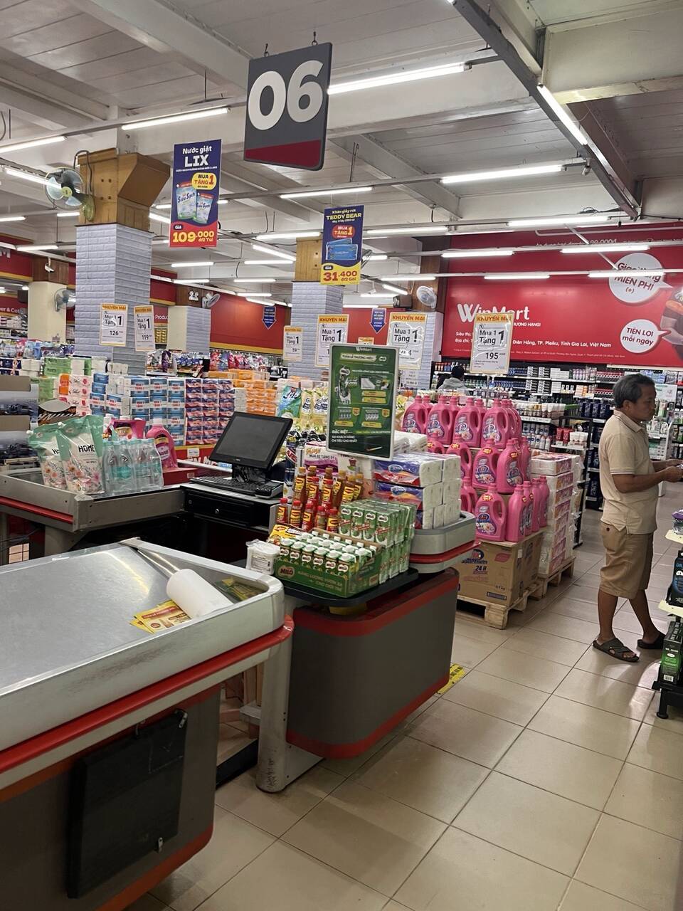 Quầy thanh toán và lối hàng trong WinMart Pleiku