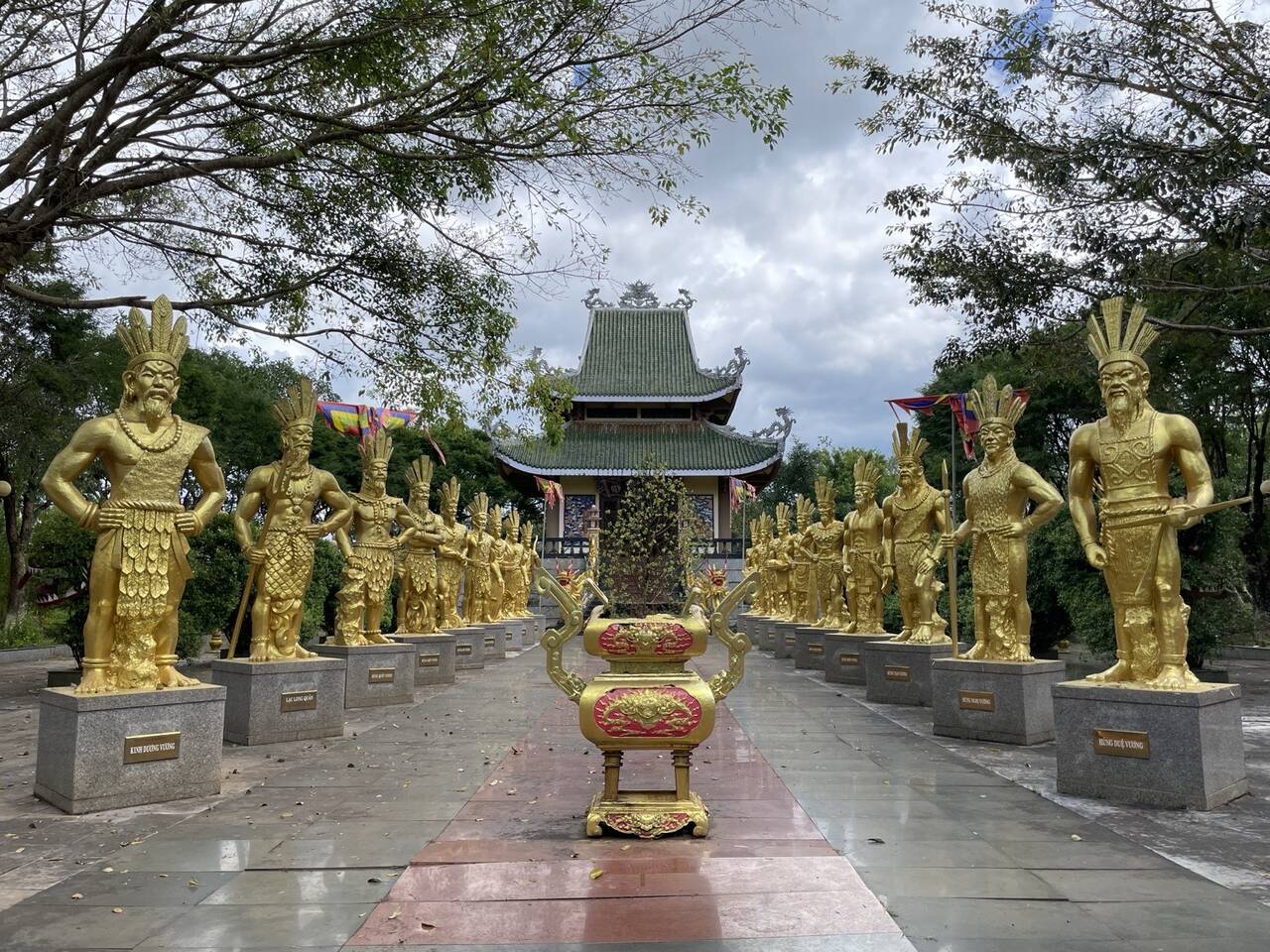 Hàng tượng vua Hùng dát vàng hai bên lối dẫn vào đền