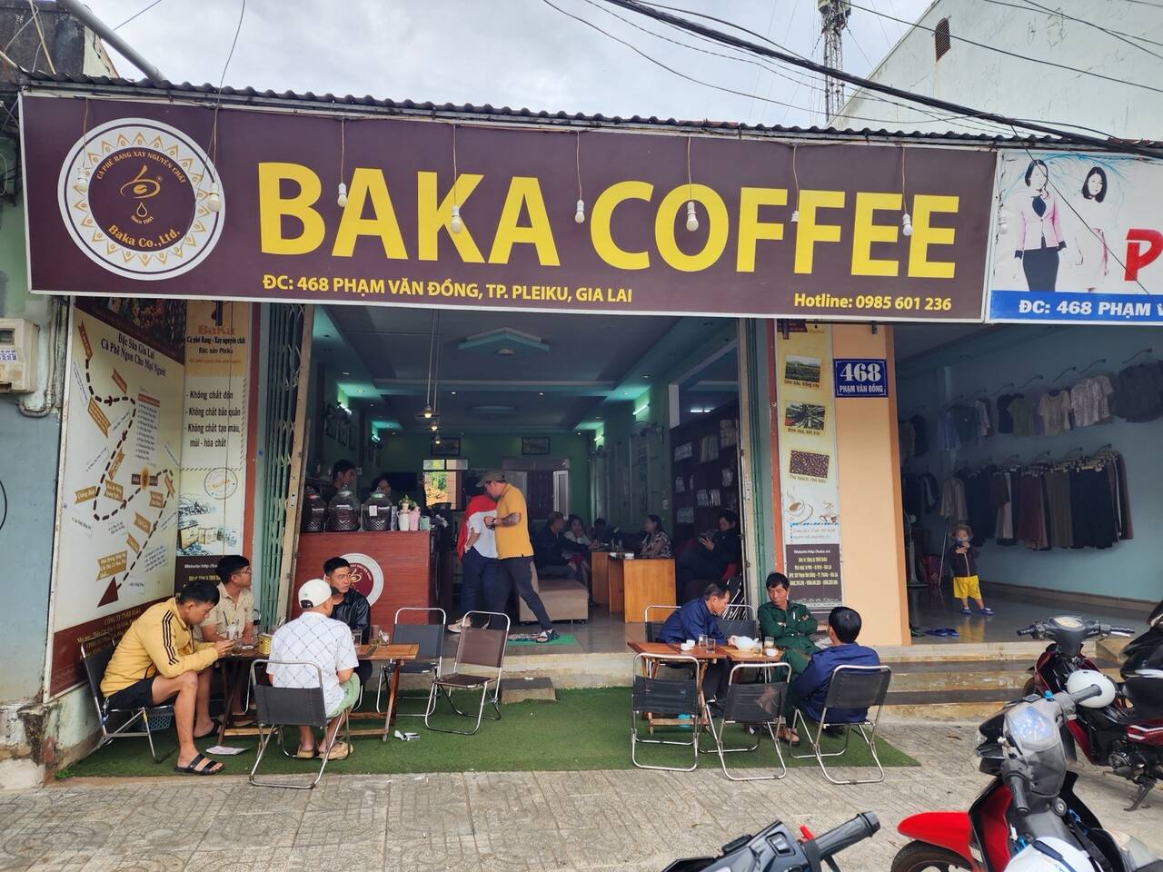 Mặt tiền quán Baka Coffee trên đường Phạm Văn Đồng với dù xanh và xe máy đậu phía trước
