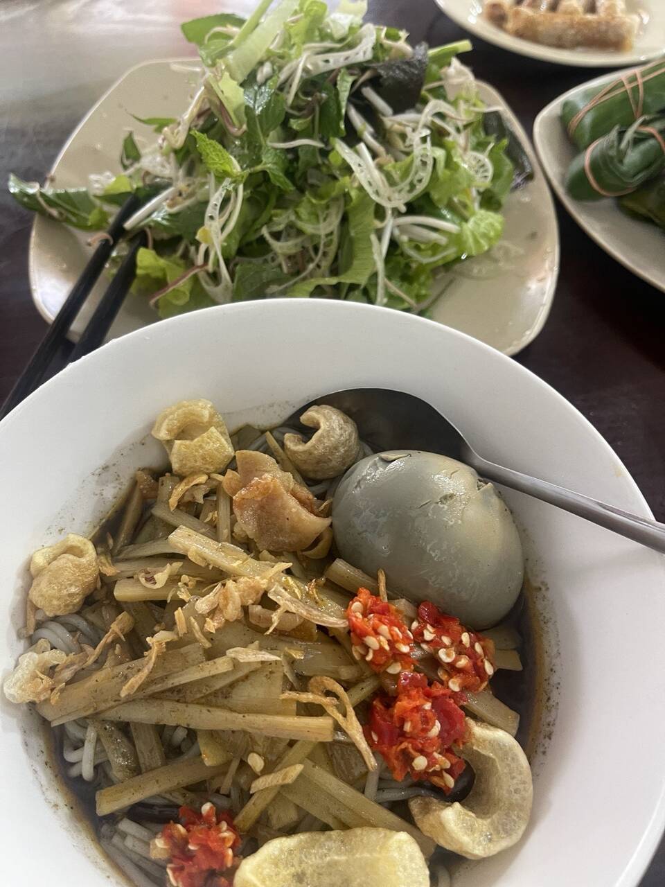 Hai tô bún cua thối đặt cạnh nhau với trứng, măng và tóp mỡ