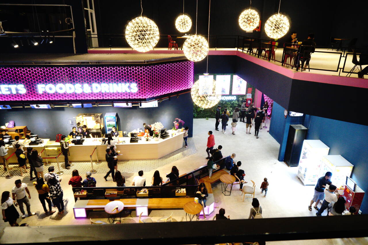 Sảnh rạp Touch Cinema với quầy Foods & Drinks và khu chờ phía trên