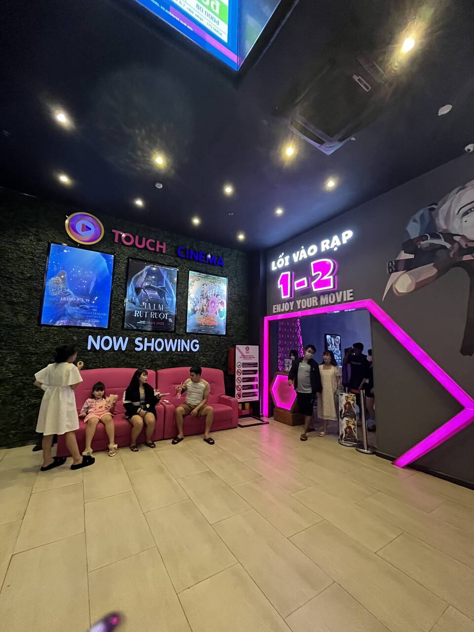 Lối vào phòng chiếu 1-2 của Touch Cinema với màn hình quảng cáo phim đang chiếu