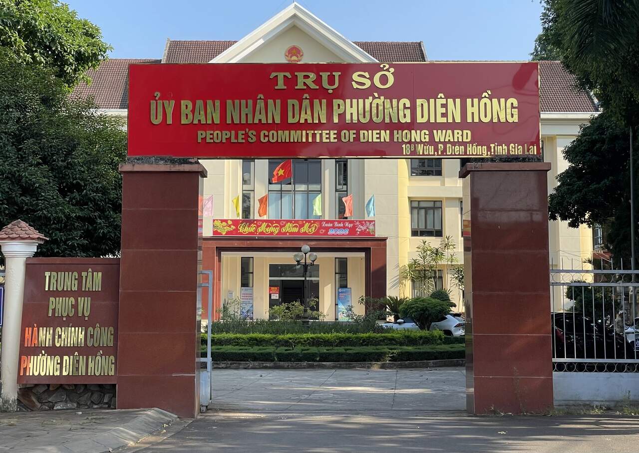 Cổng và biển Trụ sở Ủy ban nhân dân phường Diên Hồng, bên cạnh là bảng Trung tâm Phục vụ hành chính công phường