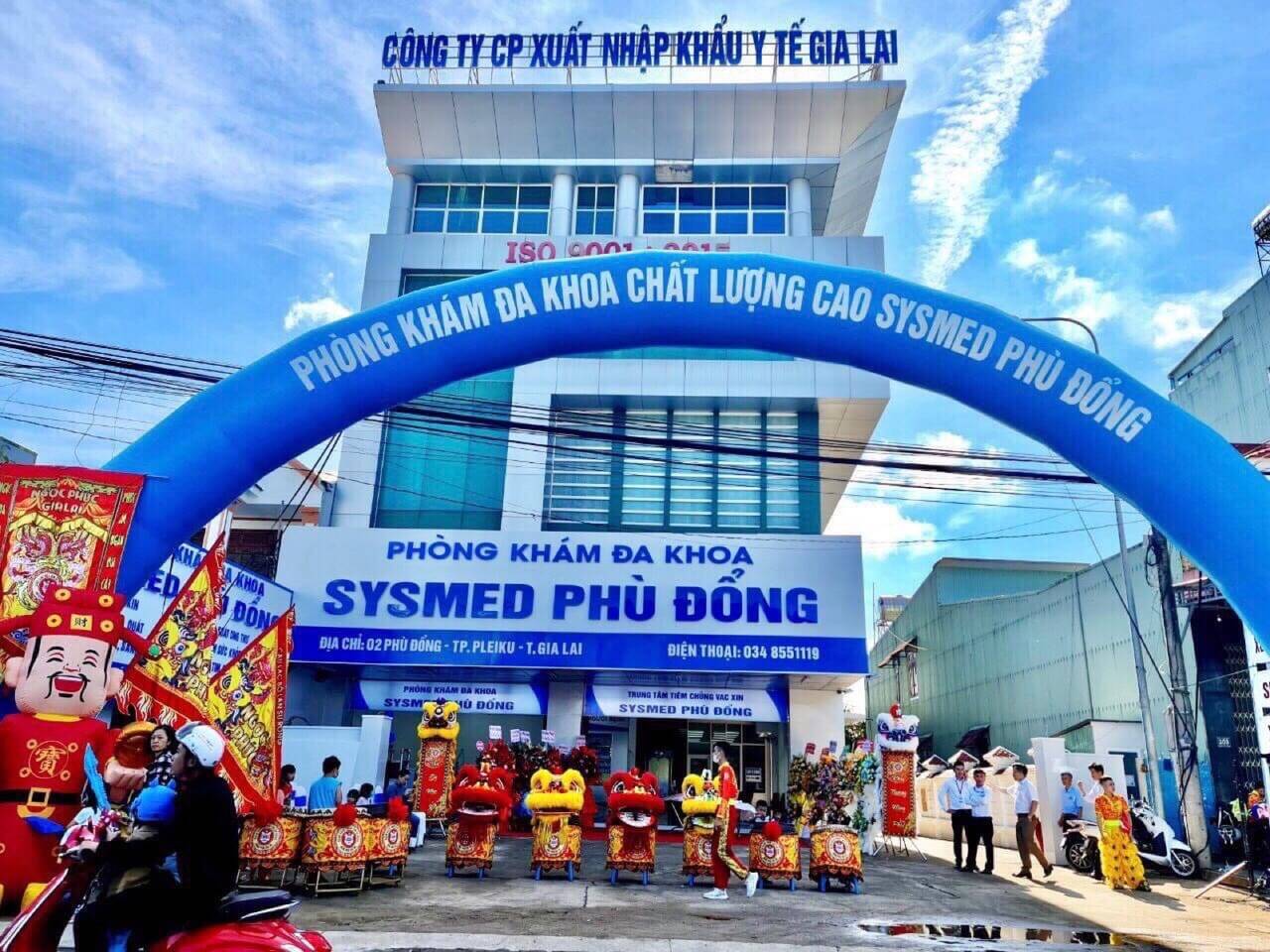 Mặt tiền Phòng khám Đa khoa Sysmed Phù Đổng với biển hiệu và vòm trang trí