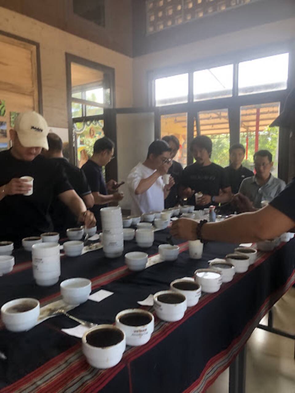 Cuộc thử nếm cà phê (cupping) trong nhà thử nếm của một trang trại cà phê ở Pleiku