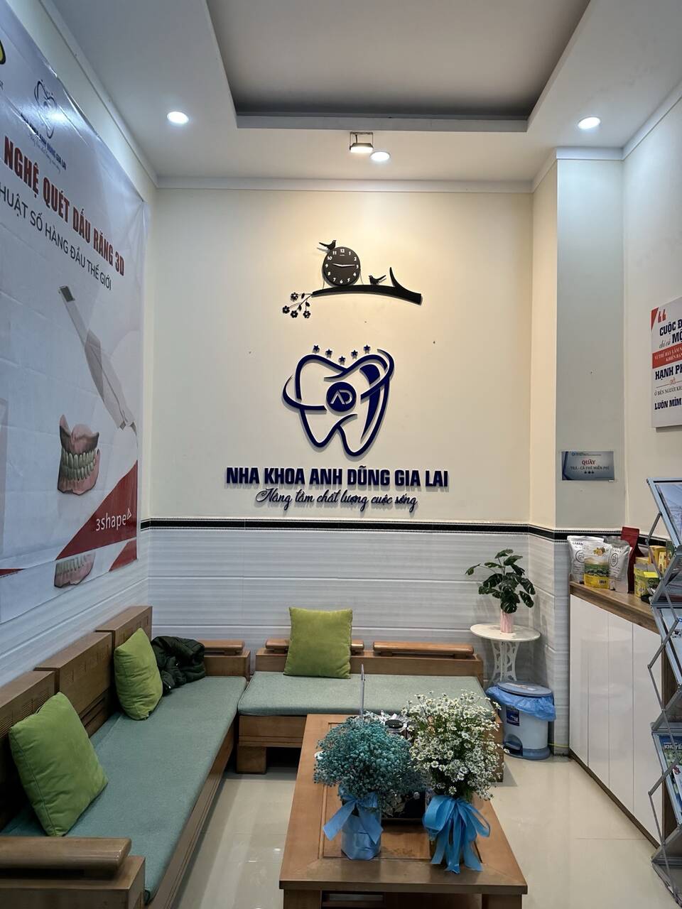 Góc ngồi chờ có ghế sofa ở Nha khoa Anh Dũng Gia Lai