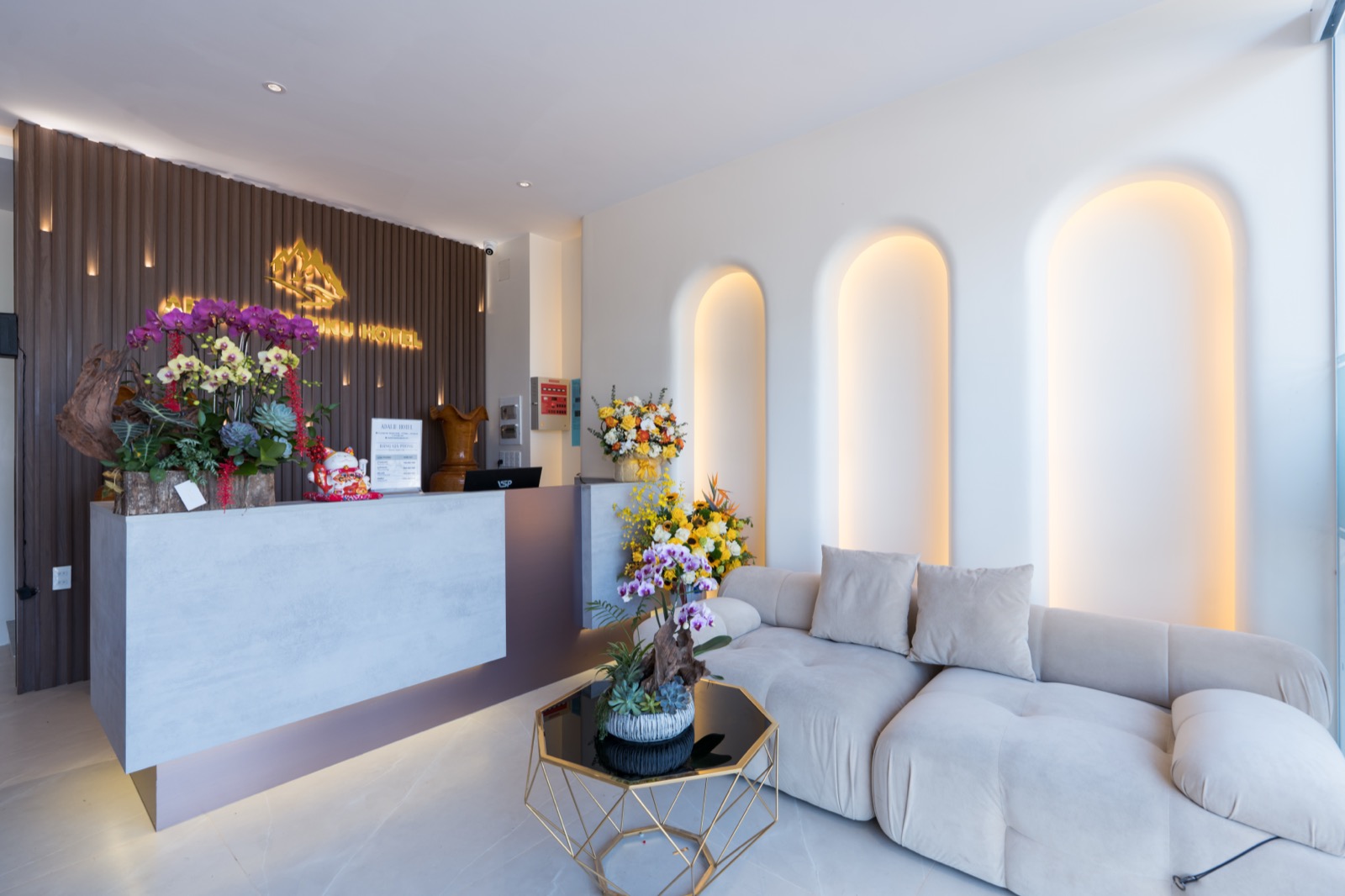 Quầy lễ tân và ghế sofa ở sảnh Adalie