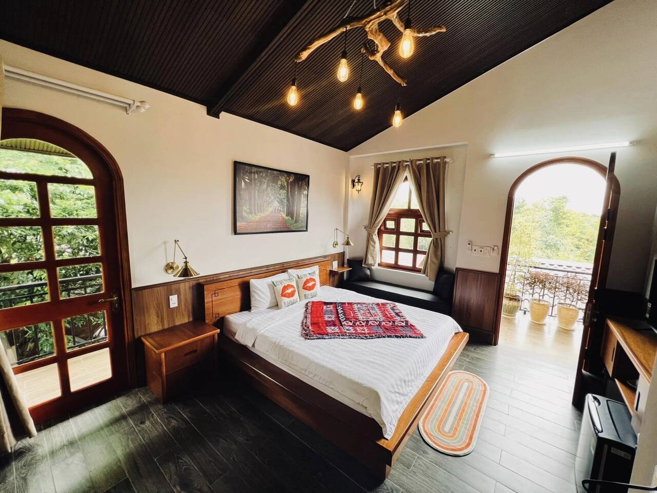 Phòng ngủ mái cong với cửa sổ vòm ở BAZAN HOME