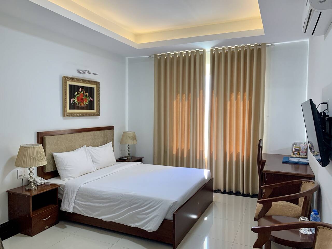 Phòng đôi ở Pleiku & Em với giường nâu, rèm be và bàn làm việc