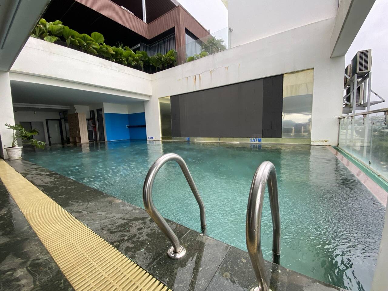 Hồ bơi trong nhà có tay vịn inox ở khách sạn Pleiku