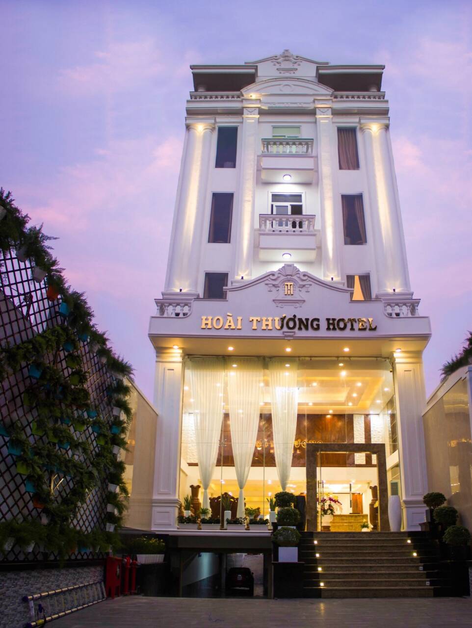Mặt tiền khách sạn Hoài Thương lúc chiều tím