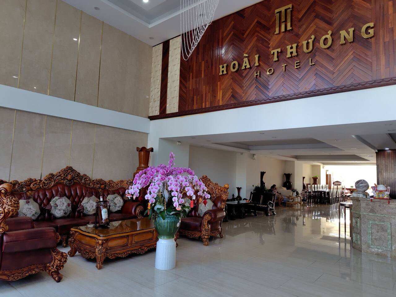 Sảnh khách sạn Hoài Thương với bộ ghế gỗ chạm khắc