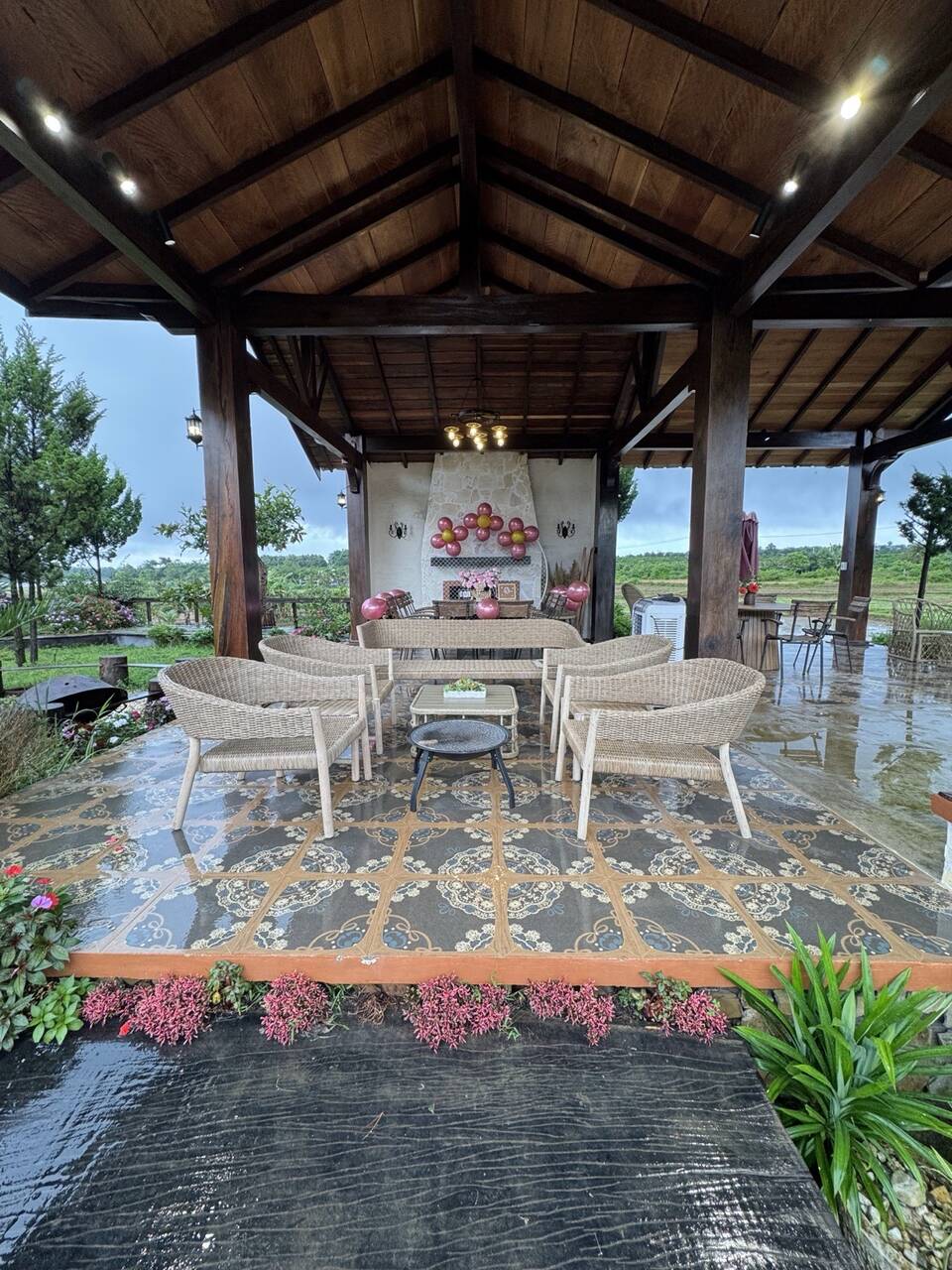 Gian ngồi mái gỗ có sàn gạch hoa ở Upes
