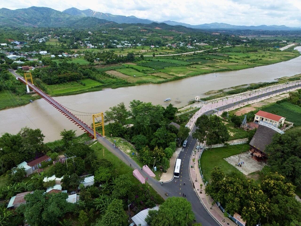 Cầu treo Kon Klor và đường ven sông Đăk Bla nhìn từ trên cao