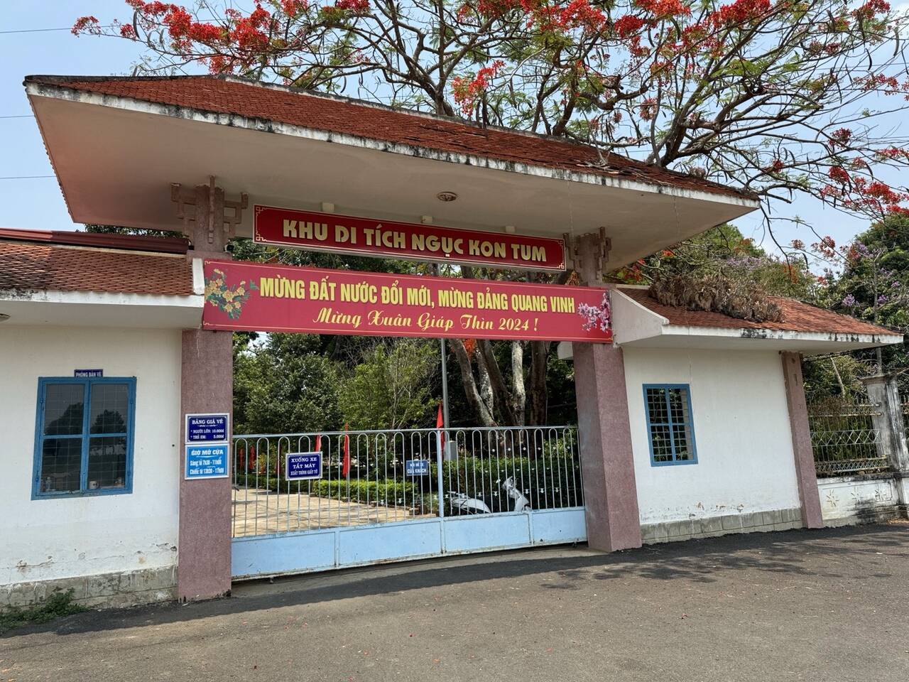 Cổng khu di tích Ngục Kon Tum với biển đề tên khu di tích