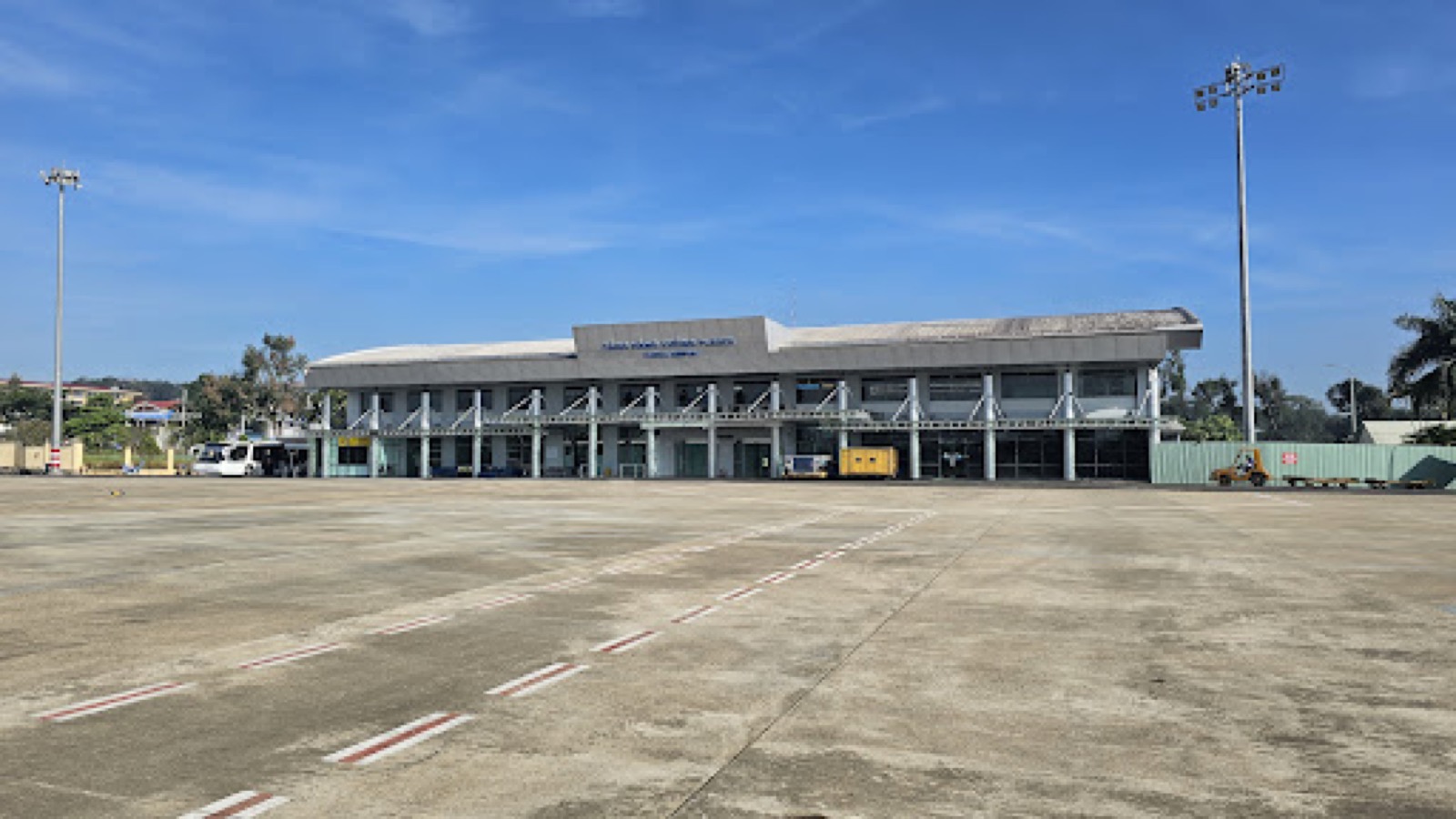 Nhà ga hai tầng của Cảng hàng không Pleiku nhìn từ sân đỗ máy bay