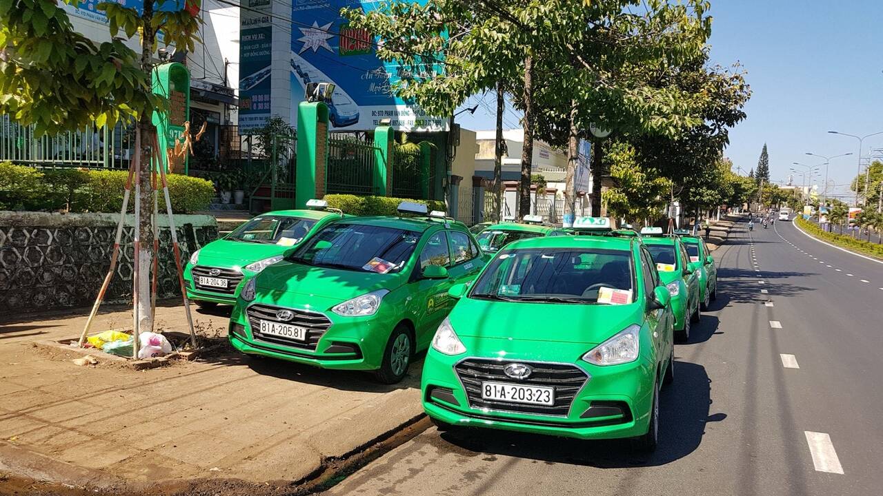 Hàng taxi Mai Linh xanh lá xếp dọc lề đường trước văn phòng ở Pleiku
