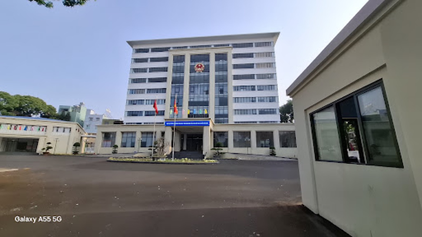 Sân trước và lối vào trụ sở UBND phường Pleiku