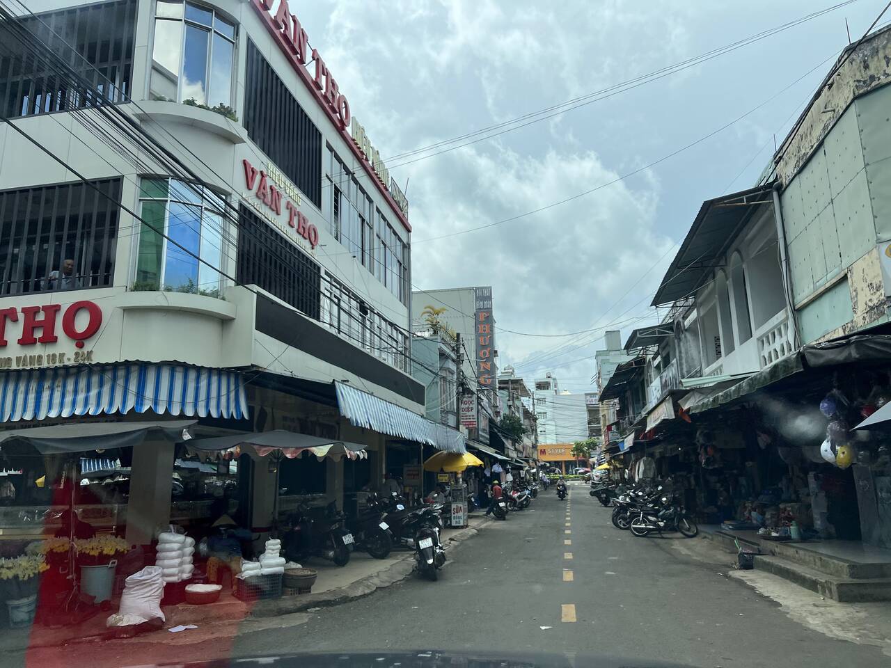 Con đường có nhà phố và sạp hàng hai bên gần chợ trung tâm Pleiku